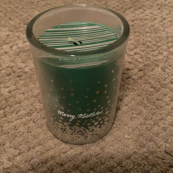Bath & Body Works 1 wick holiday candle - Picture 2 of 2